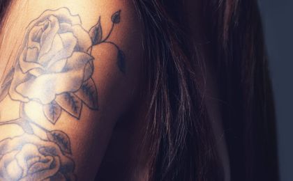 Niechciany tatuaż – usunąć go czy zakryć?
